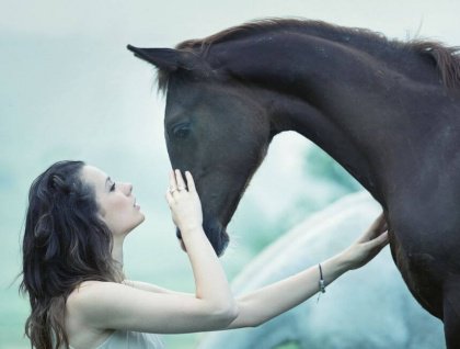 Nainen ja hevonen ja elämän haasteet