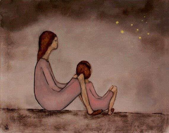 Äiti ja tyttö istuvat tähtitaivaan alla