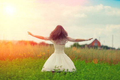 lady-in-meadow