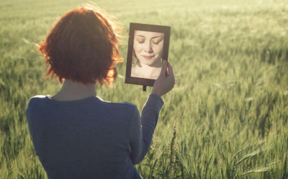redhead-reflection-in-mirror