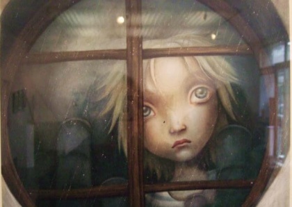 dziewczynka w oknie