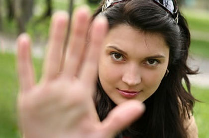 Vrouw houdt hand voor camera