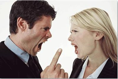 Man och kvinna skriker på varandra