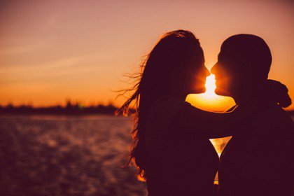 couple-embracing-sunset