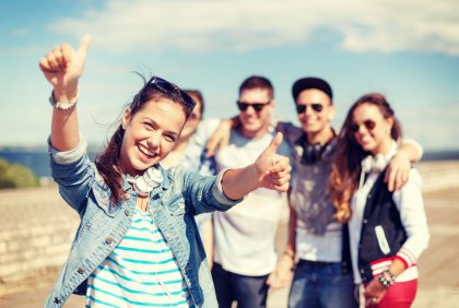 Blije jongeren, die laten zien dat geluk besmettelijk is, een van de merkwaardige feiten over geluk