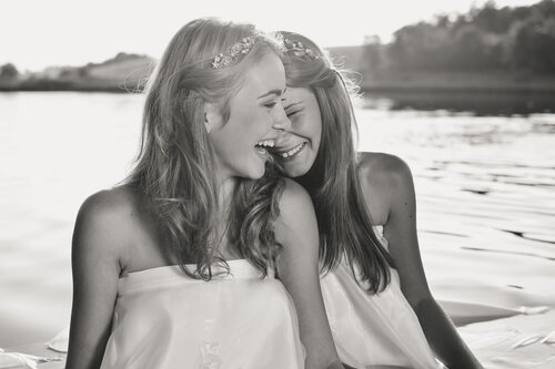 happy sisters