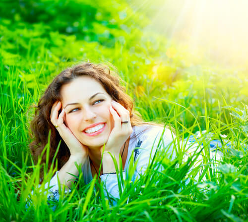 woman smile in grass