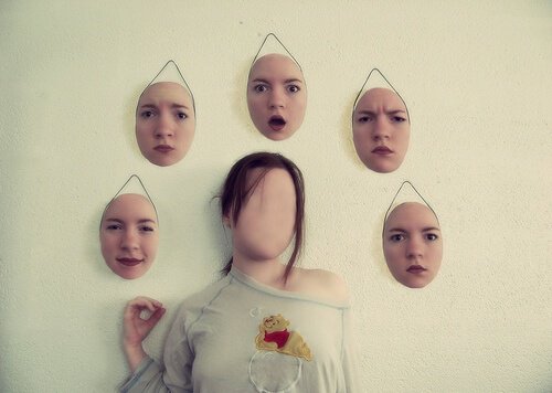 woman without face, masks on wall