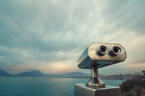 binoculars to observe the sea