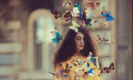 Flicka med fjärilar