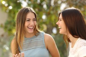 3 Body Language Signals to Communicate Friendliness