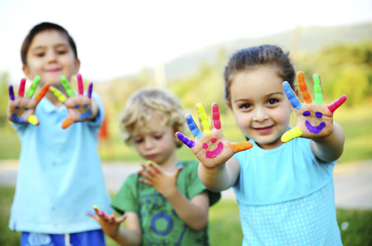 children painting