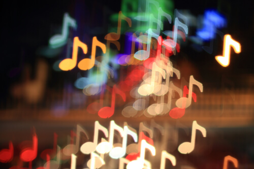 Fargerike musikknoter.