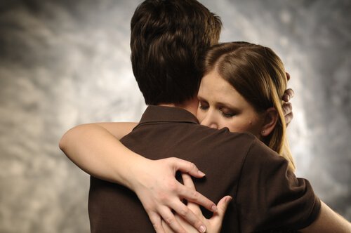 couple-hugging-after-a-fight
