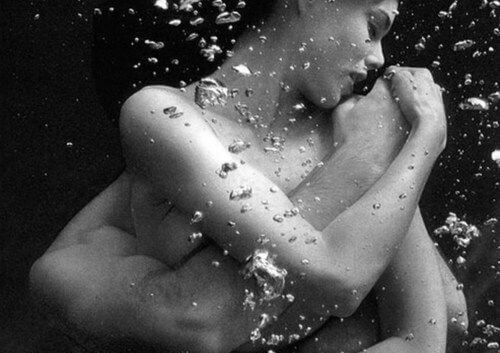 couple-hugging-underwater