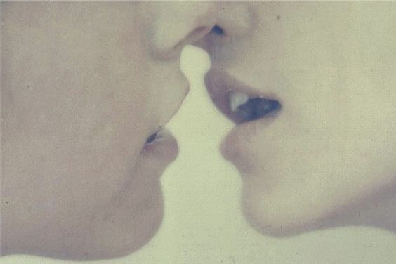 couple kiss
