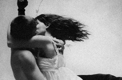 couple-kissing-passionately