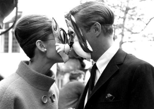 couple-with-masks