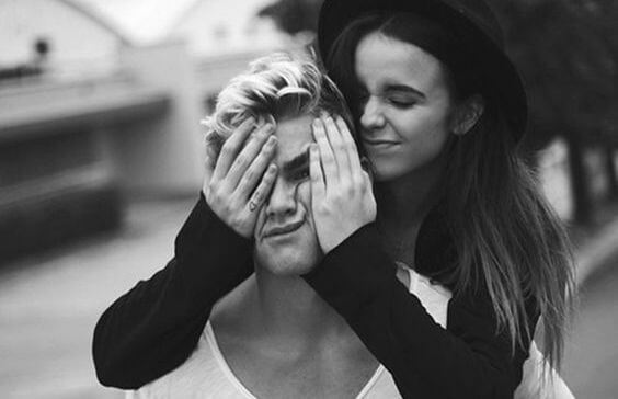 girl-smushing-boys-face