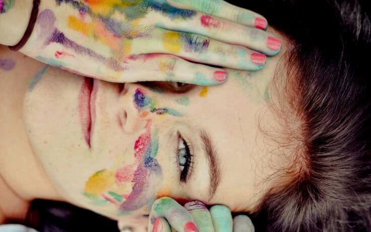 girl-with-painted-face-and-hand