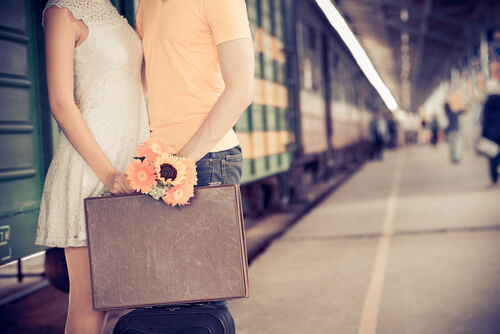 Ubetinget kjærlighet mellom par på togstasjon