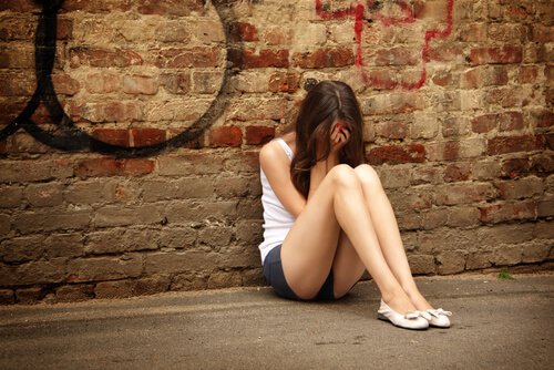 teenage-girl-crying-on-the-floor