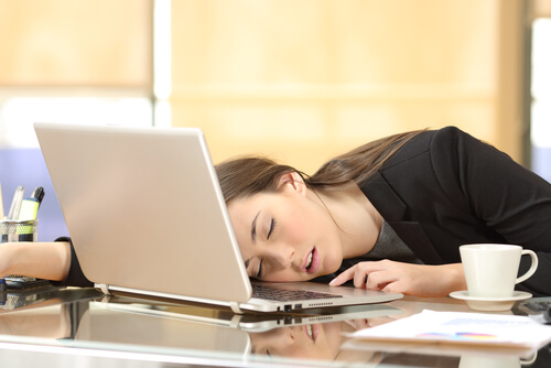 컴퓨터 앞에서 자는 여자: 게으름을 극복하기 위한 방법