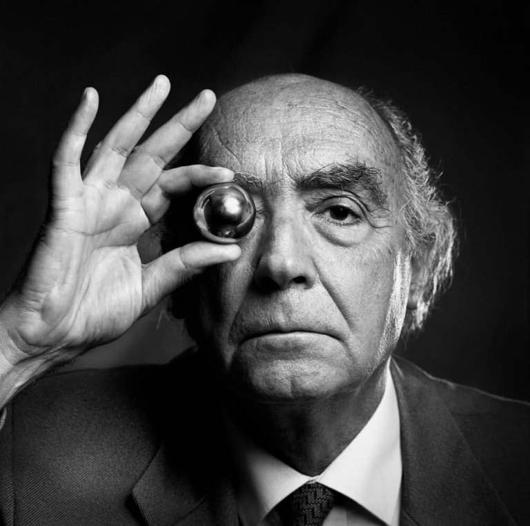 jose-saramago-with-a-silver-ball