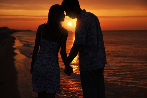 couple beach love holding hands