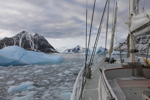 boat-seeing-iceberg