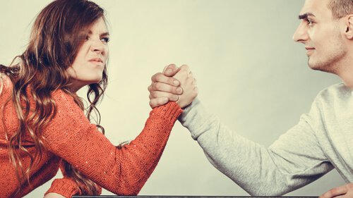 couple-arm-wrestling
