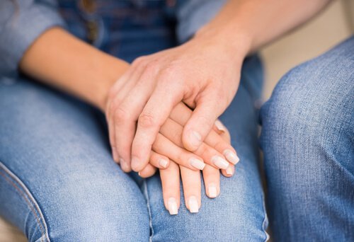 couple-holding-hands