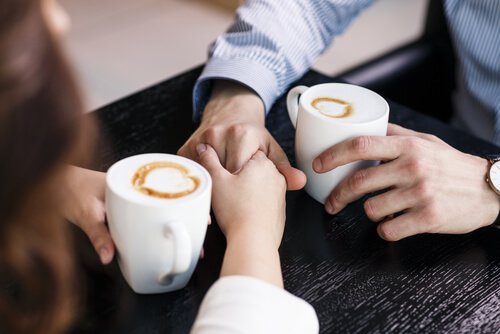 couple-talking-holing-hands-drinking-coffee