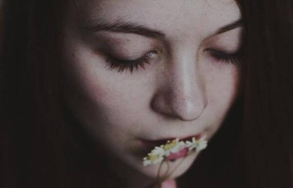 girl-kissing-flowers