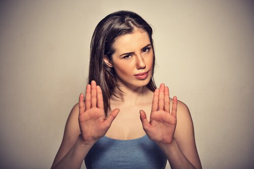 woman-putting-boundaries