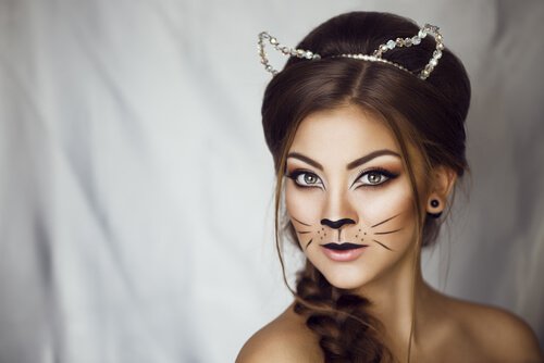 woman-with-cat-makeup