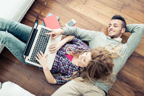 couple-with-trust-sitting-on-the-floor-talking