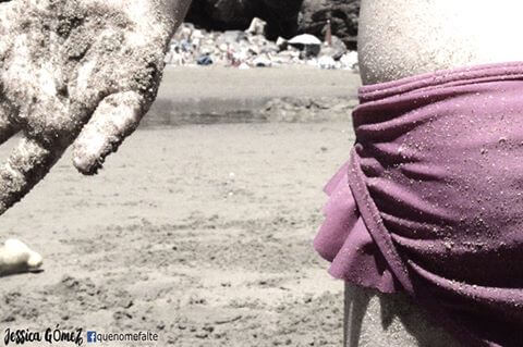 Dziewczyna grająca na plaży