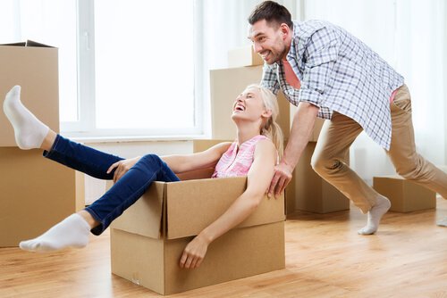 woman-in-a-box-being-pushed-by-her-boyfriend
