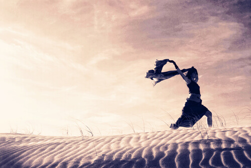 Kvinne løper i ørkenen