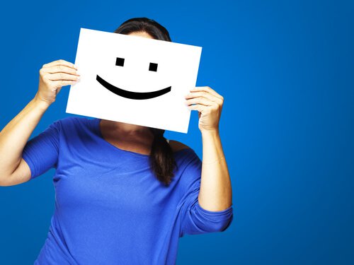 woman-with-a-sign-of-a-smiling-face