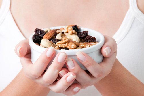 bowl-of-nuts-and-dried-fruits