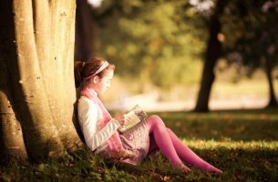 girl reading outside