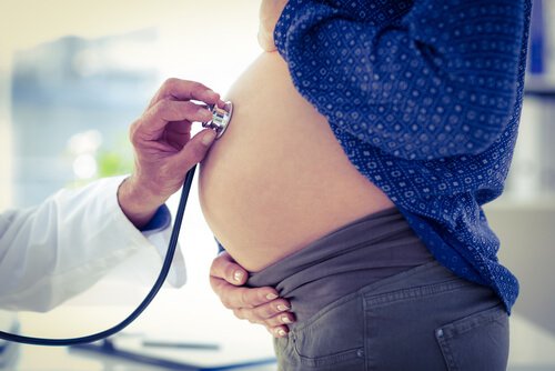 pregnant woman with doctor