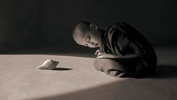 child-monk-bowing-before-a-shell
