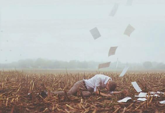 Wanhopige man in een veld