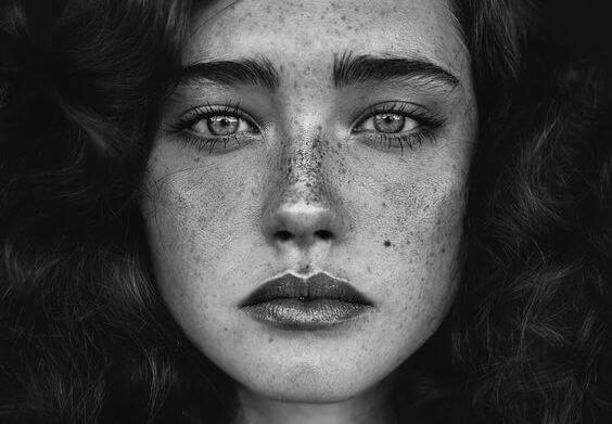 woman with freckles