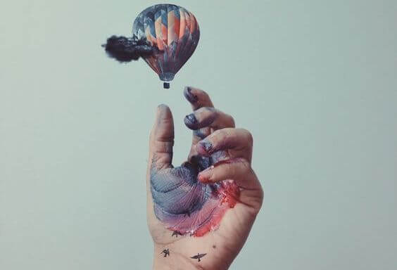 hand releasing hot air balloon