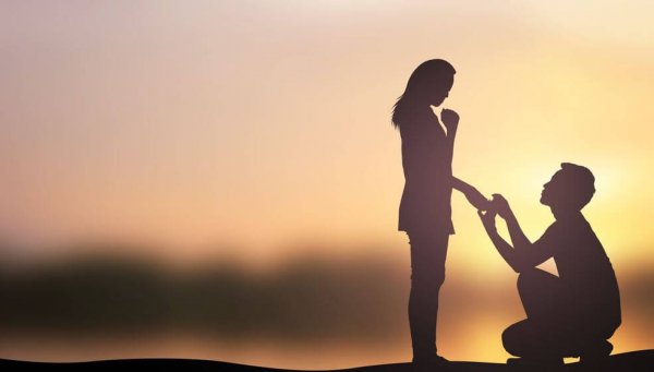 man proposing to woman