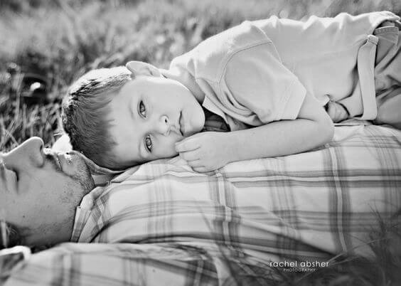 poika makaa isänsä vatsan päällä